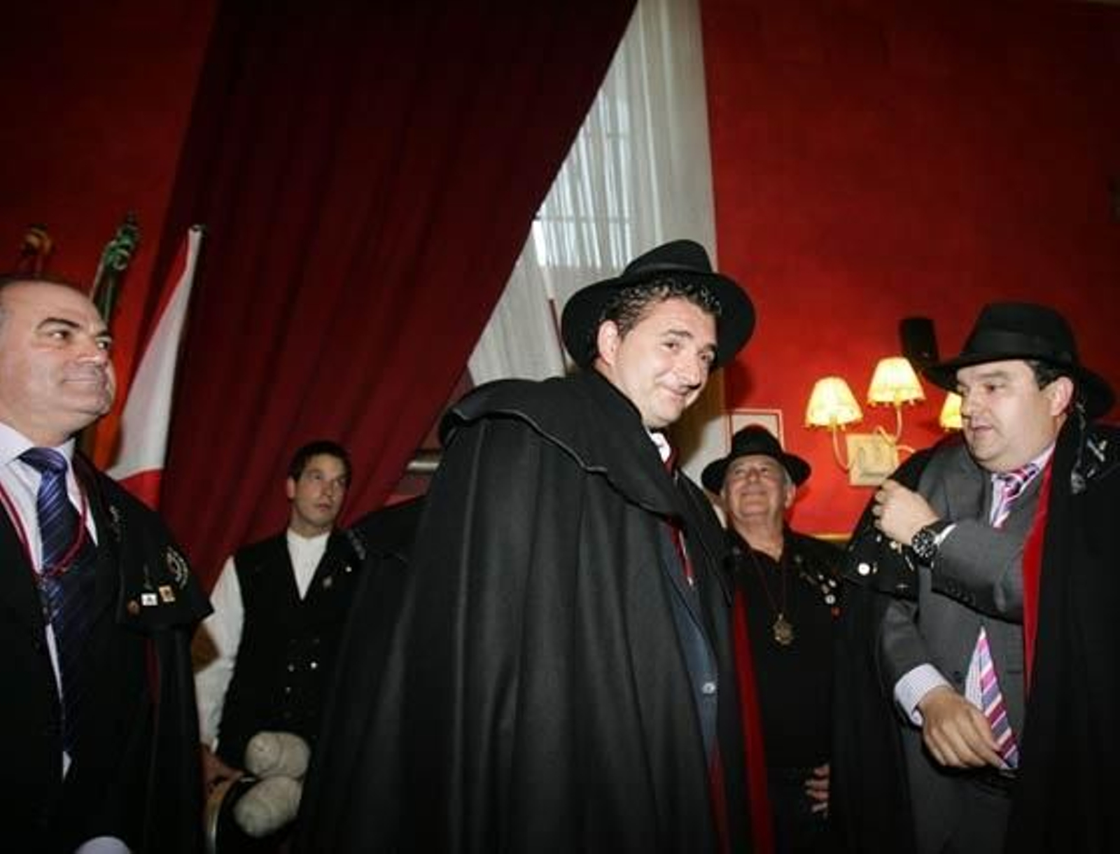 El Hotel Los Jándalos acoge la ceremonía de investidura de Emilio Viquiera, director deportivo del Xerez, como nuevo cofrade honorífico de la Cofradía del Botillo

Foto: Pascual