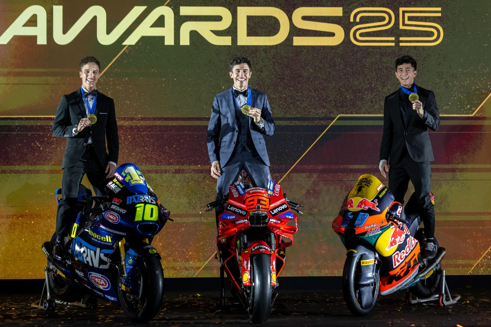 El campeón de MotoGP Marc Márquez, flanquedo por sus homónimos Diogo Moreira, Moto2, y el pionero andaluz José Antonio Rueda, Moto3.