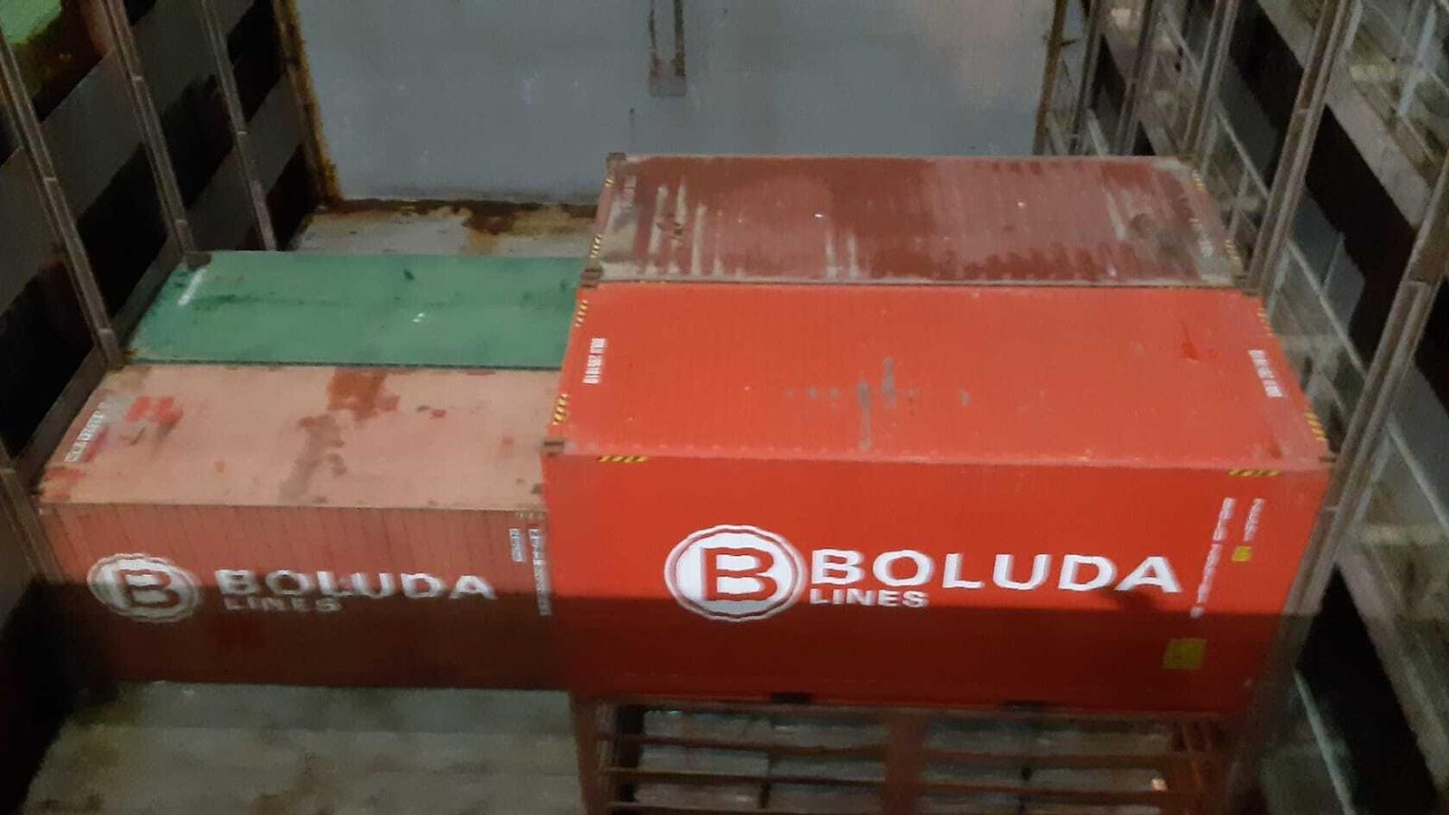 Algunos contenedores de la naviera Boluda.