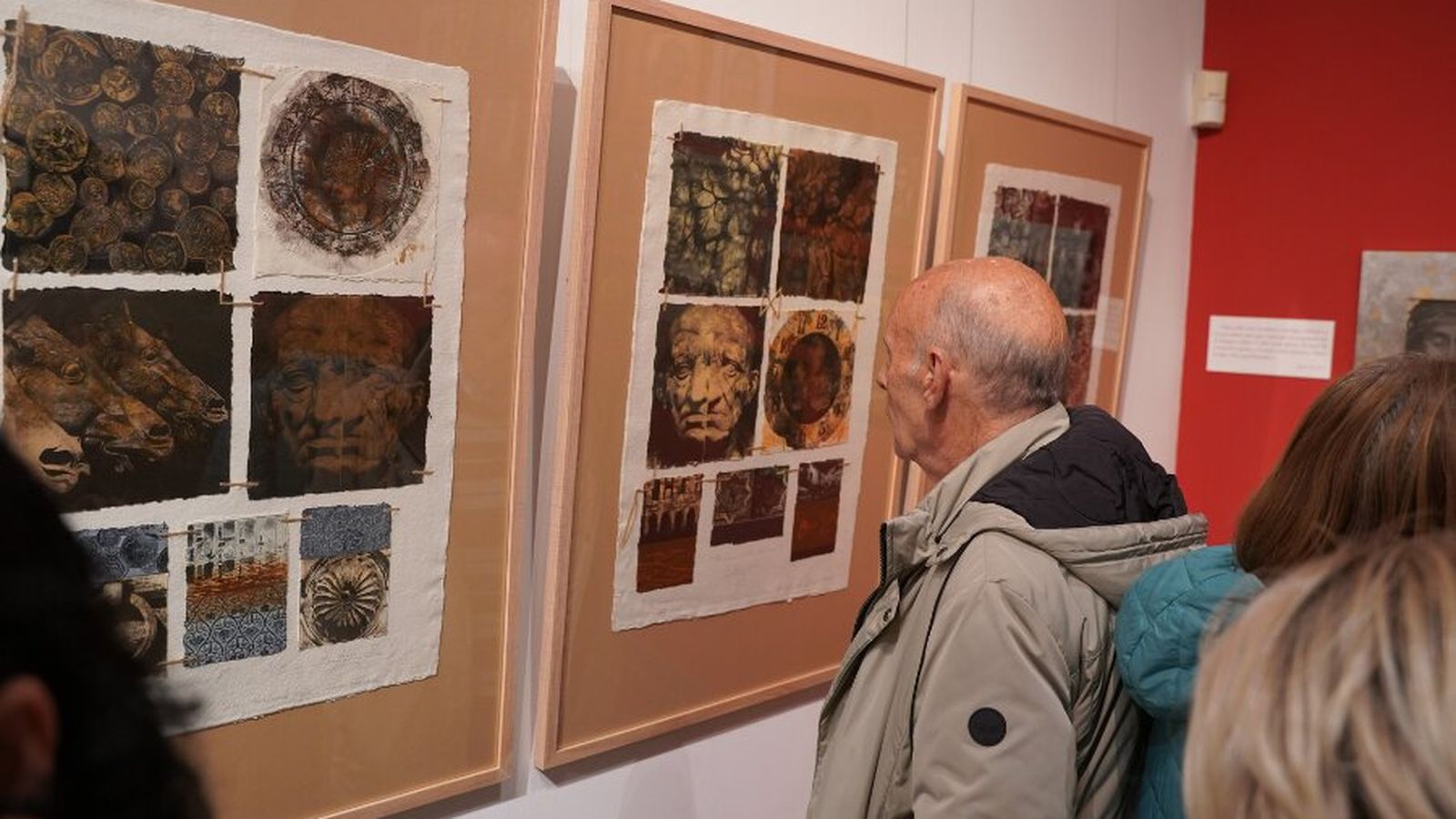 Un visitante observa las obras expuestas.