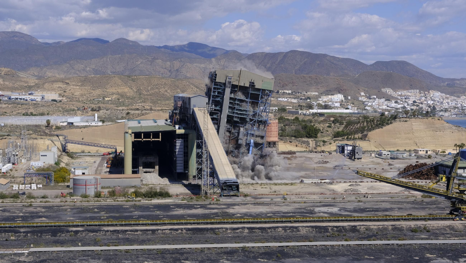 La voladura-demolición de la central térmica de Endesa en Carboneras, en imágenes