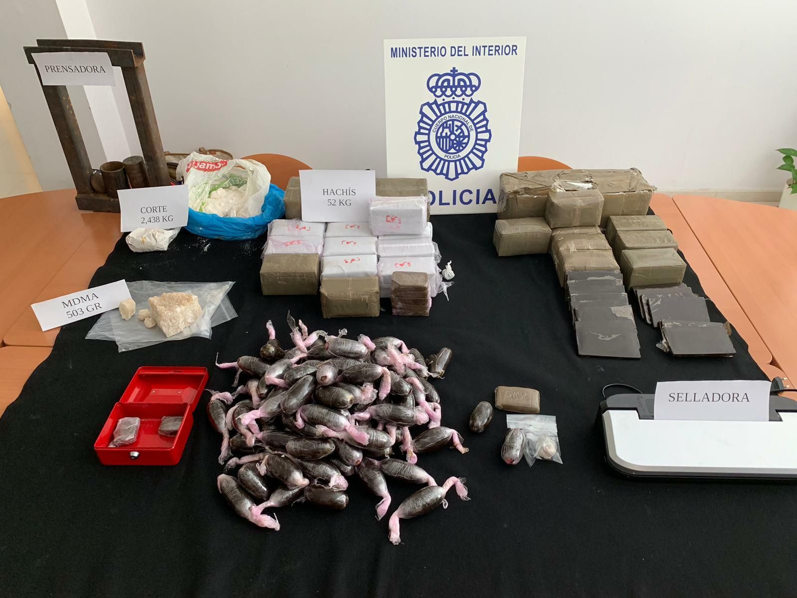 Imagen de la droga y efectos aprehendidos durante la operación policial.