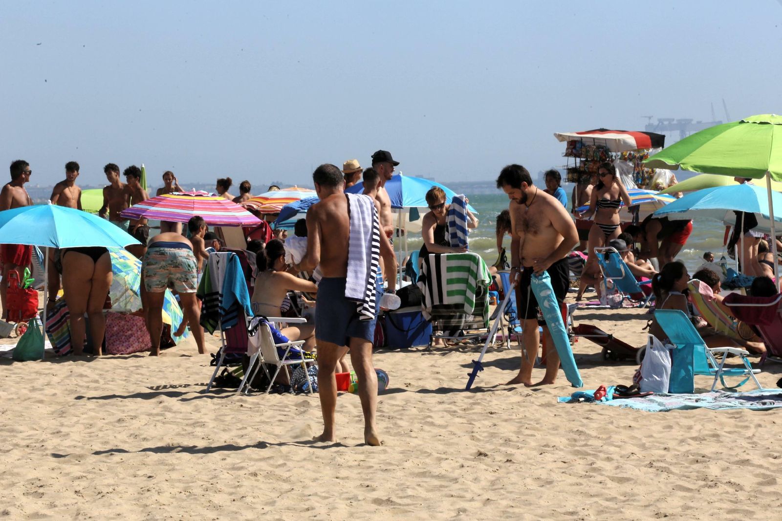 Una imagen de la playa de La Puntilla, a la que han acudido muchos de los participantes en el festival.