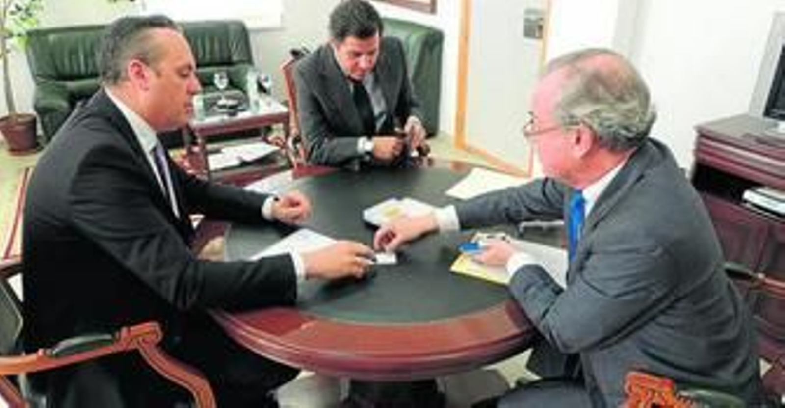 Ruiz Boix con representantes de Cofares, ayer en el Consistorio.