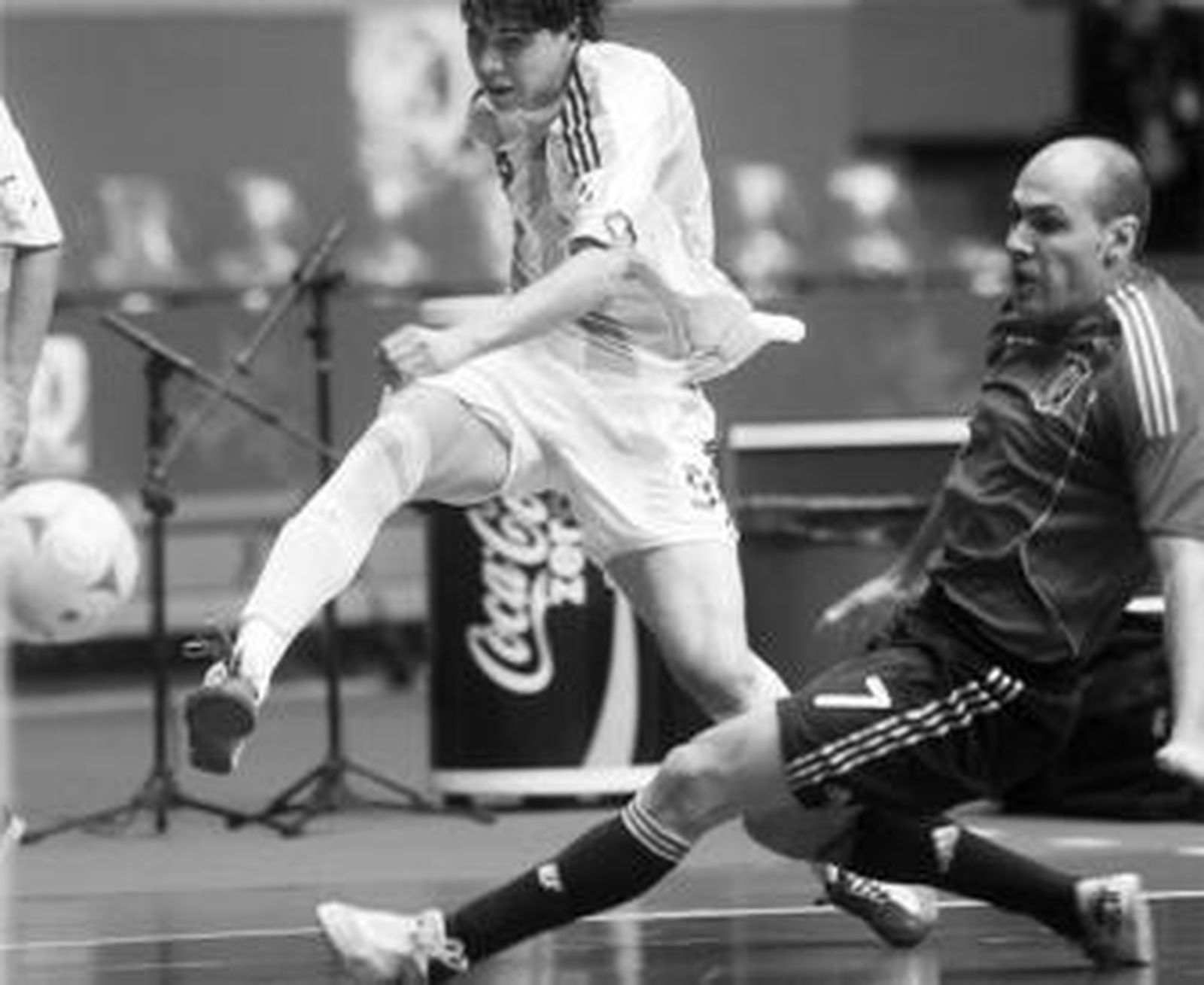 El argentino Lucuix dispara ante Javi Rodríguez, que fue de los más activos de nuevo.