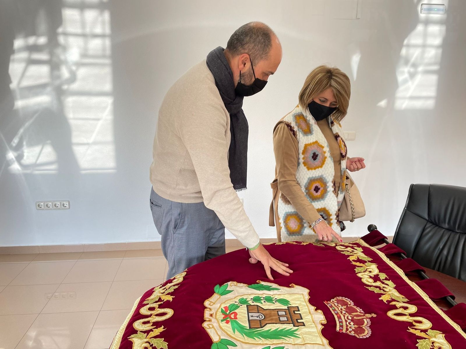 Miguel Alconchel e Isabel Jurado, con el pendón.