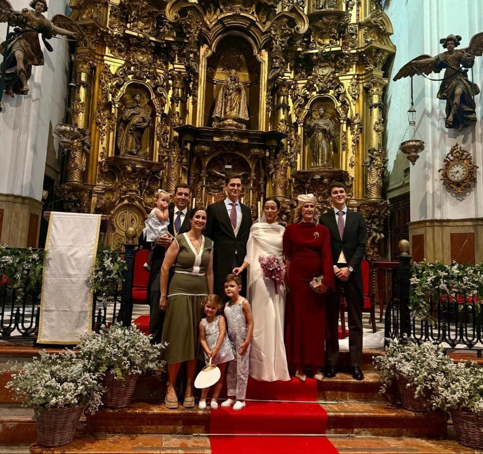 Begoña Goenechea con sus hijos Begoña, Juan y Miguel Rodríguez-Ferro, Almudena de Larriva, Javier Lamela y los pequeños de la familia. Boda Rodríguez-Ferro Goenechea & de Larriva Peña