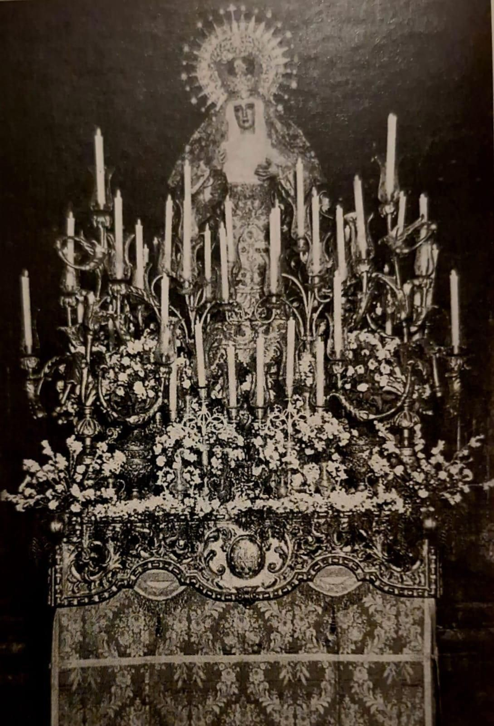 La Esperanza de Triana en una de las salidas extraordinarias de la primera mitad del siglo XX.