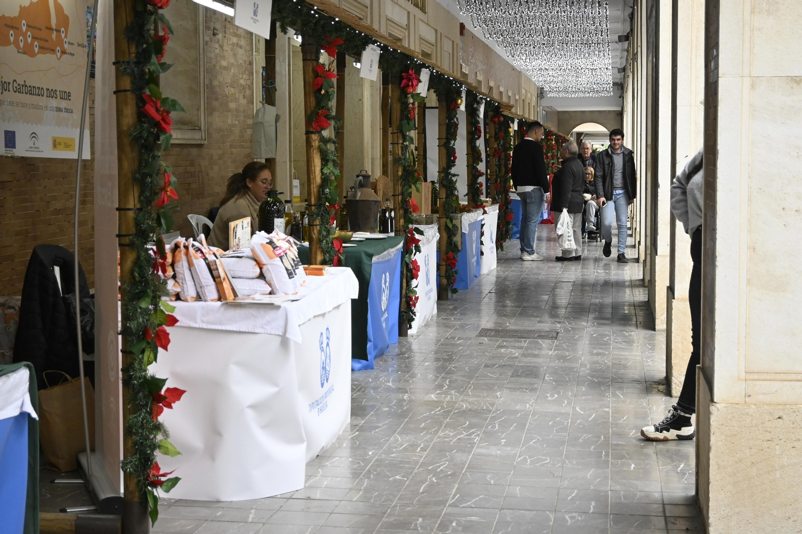 Stand de aceites en la Gran Vía de Huelva, en imágenes