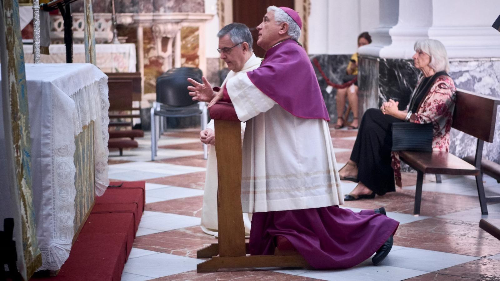 El obispo Zornorza y el prior de los dominicos, Pascual Saturio Medina, rezan ante la Virgen del Rosario antes de la misa.