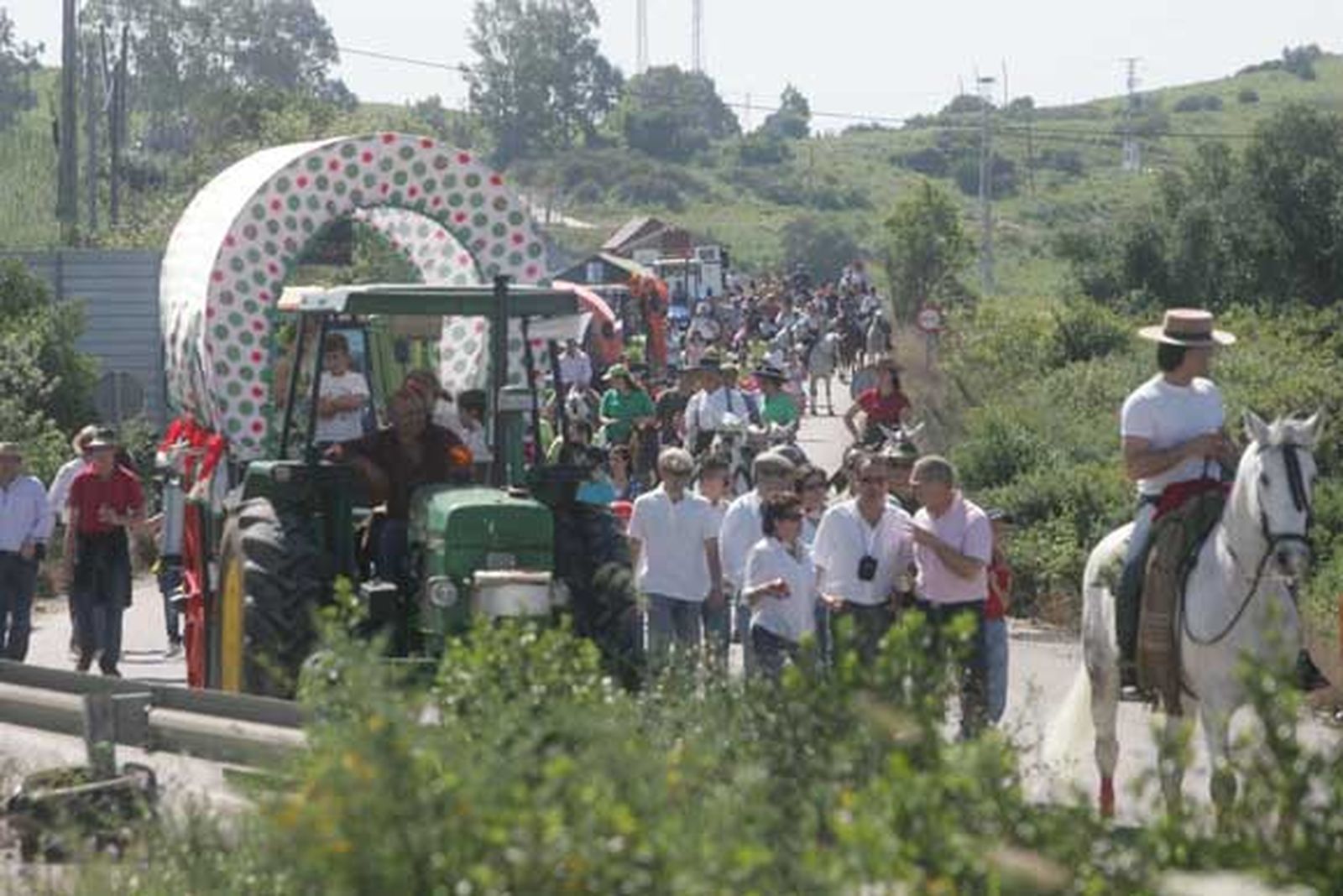 El almuerzo campestre marca la jornada en la Montera del Torero. La hermandad agradece la cada vez mayor afluencia de personas a la misa en honor al patrón./Fotos:José María Quiñones