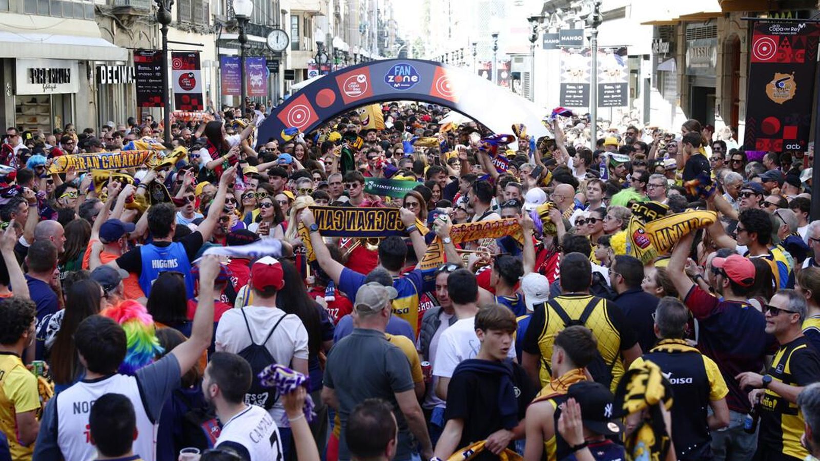 La gran fiesta de las aficiones en la Copa: Miles de personas toman las calles de Las Palmas