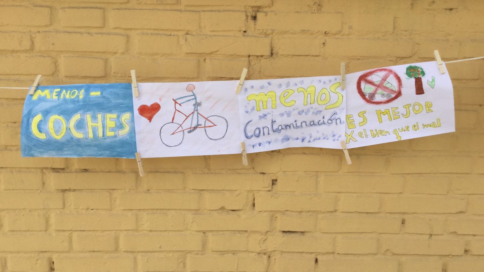Detalle de los carteles en el CEIP Alfares de Triana.