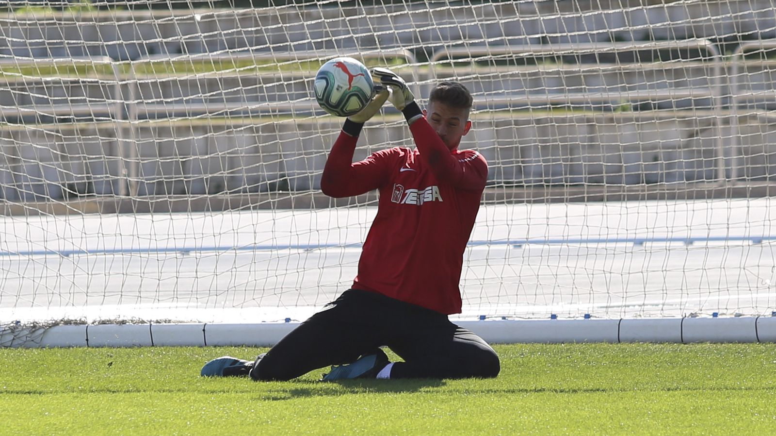 Adrián, Renato Santos y Lombán pisan césped