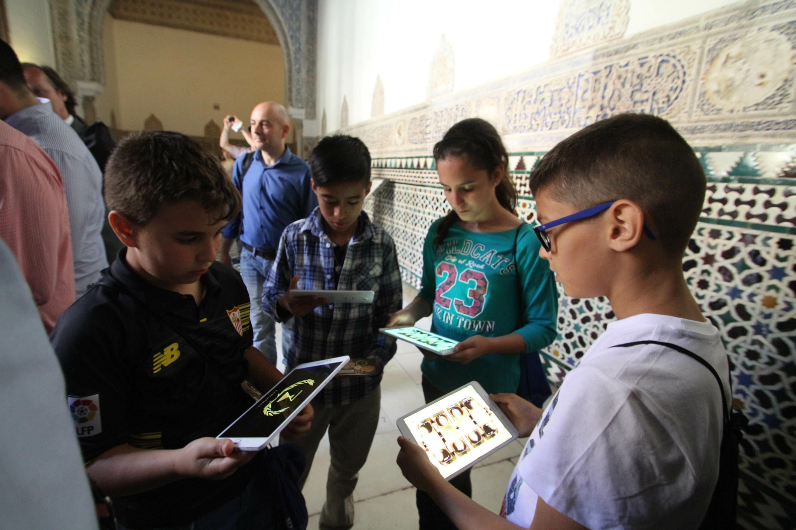Niños con su tablet durante una visita guiada al Real Alcázar de Sevilla.