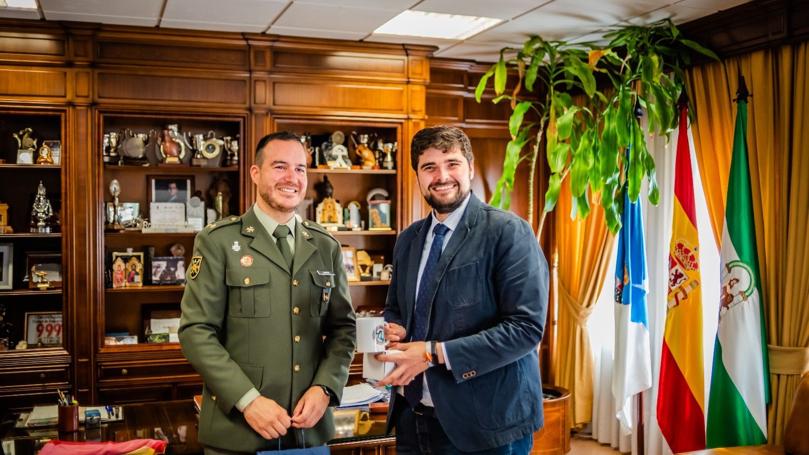 Óscar Garrido entrega un recuerdo de la campaña al concejal Francisco Gutiérrez