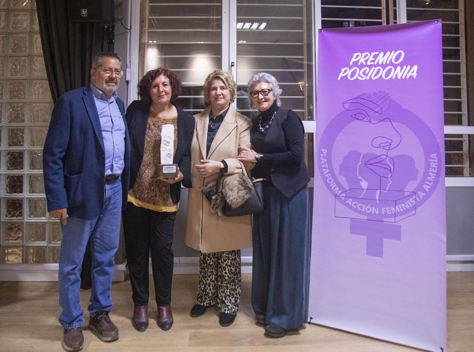 La Plataforma de Acción Feminista en Almería rinde homenaje a las mujeres de la Desbandá con su II Premio ‘Posidonia’ a Loli Sierra, vicepresidenta de la Asociación Memorialista de la Desbandá, en imágenes