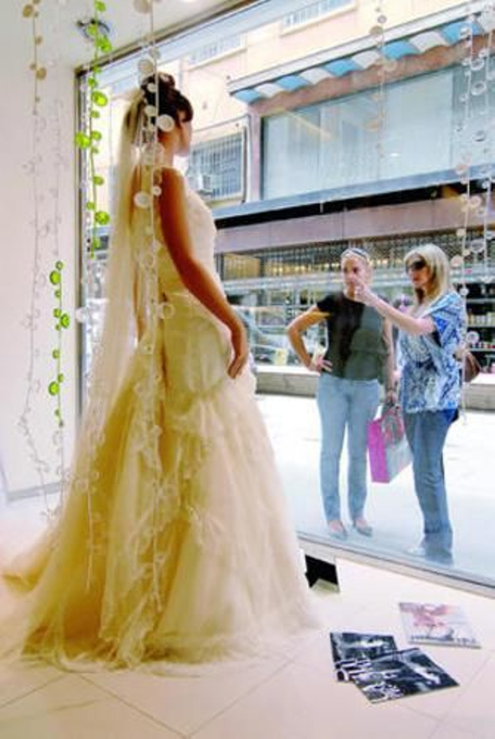 Las tiendas de moda nupcial se enfrentan a la caída de las ventas.