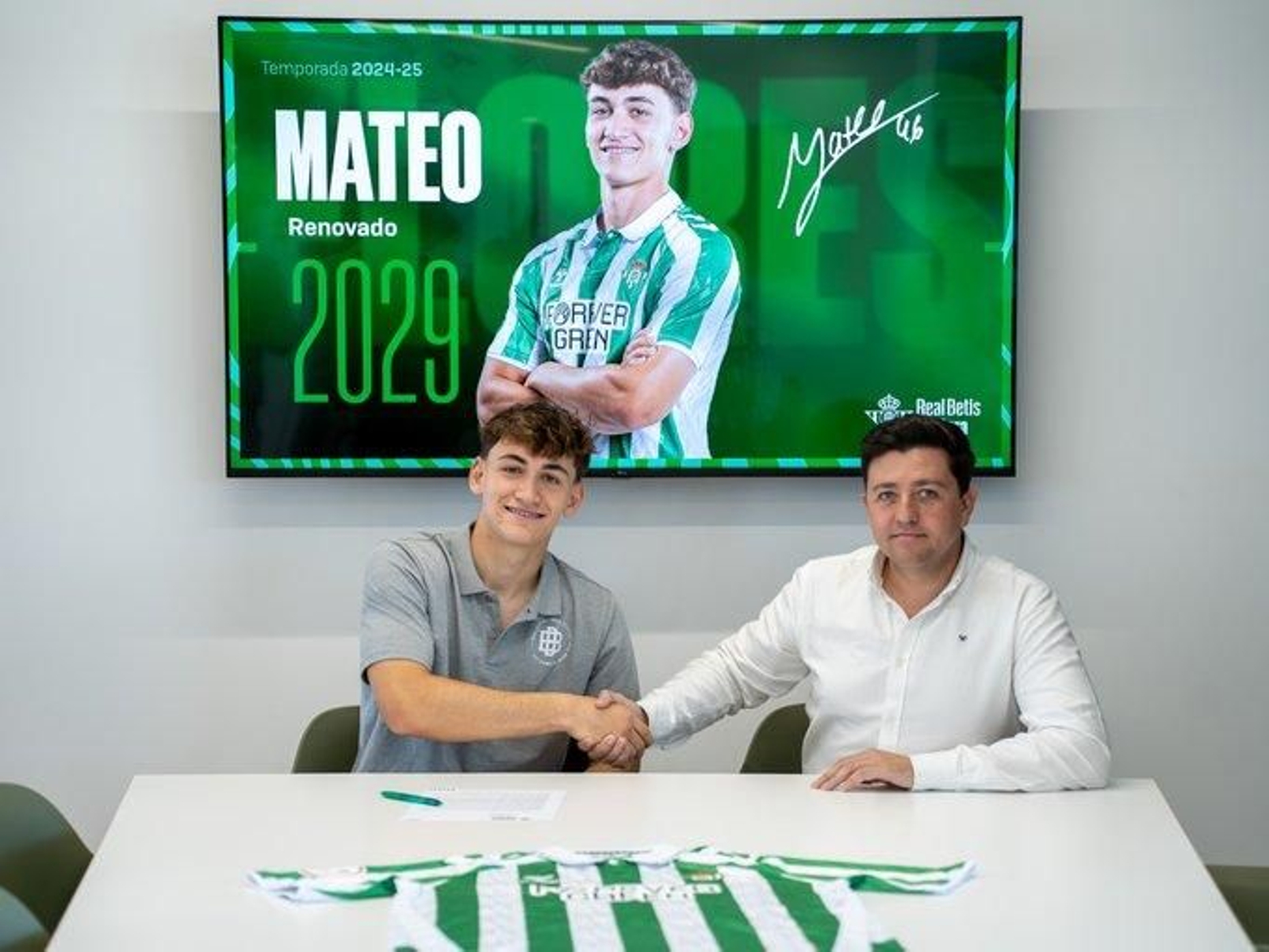 Mateo Flores posa con Miguel Calzado, director de fútbol formativo del club verdiblanco.