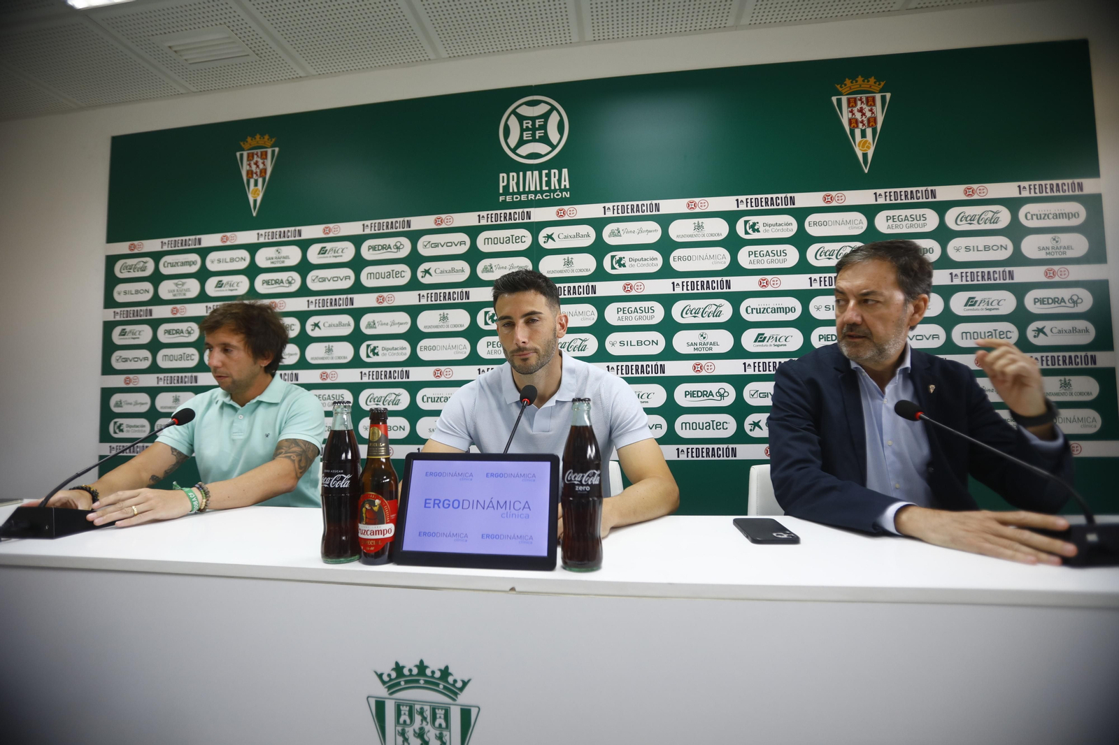 Las mejores fotos de la presentación de Carlos Albarrán con el Córdoba CF