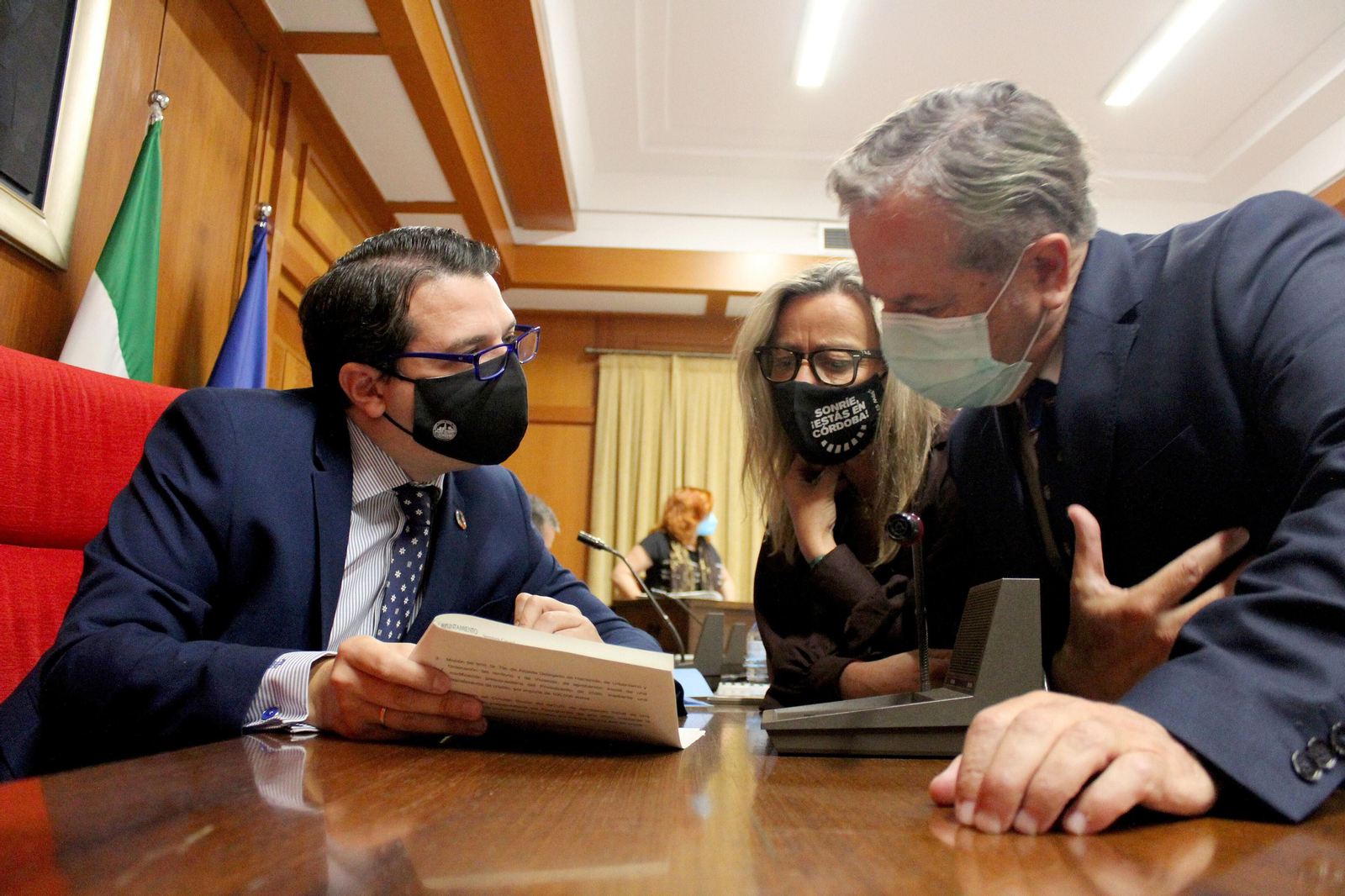 El alcalde, José María Bellido, junto a Isabel Albás y Salvador Fuentes.
