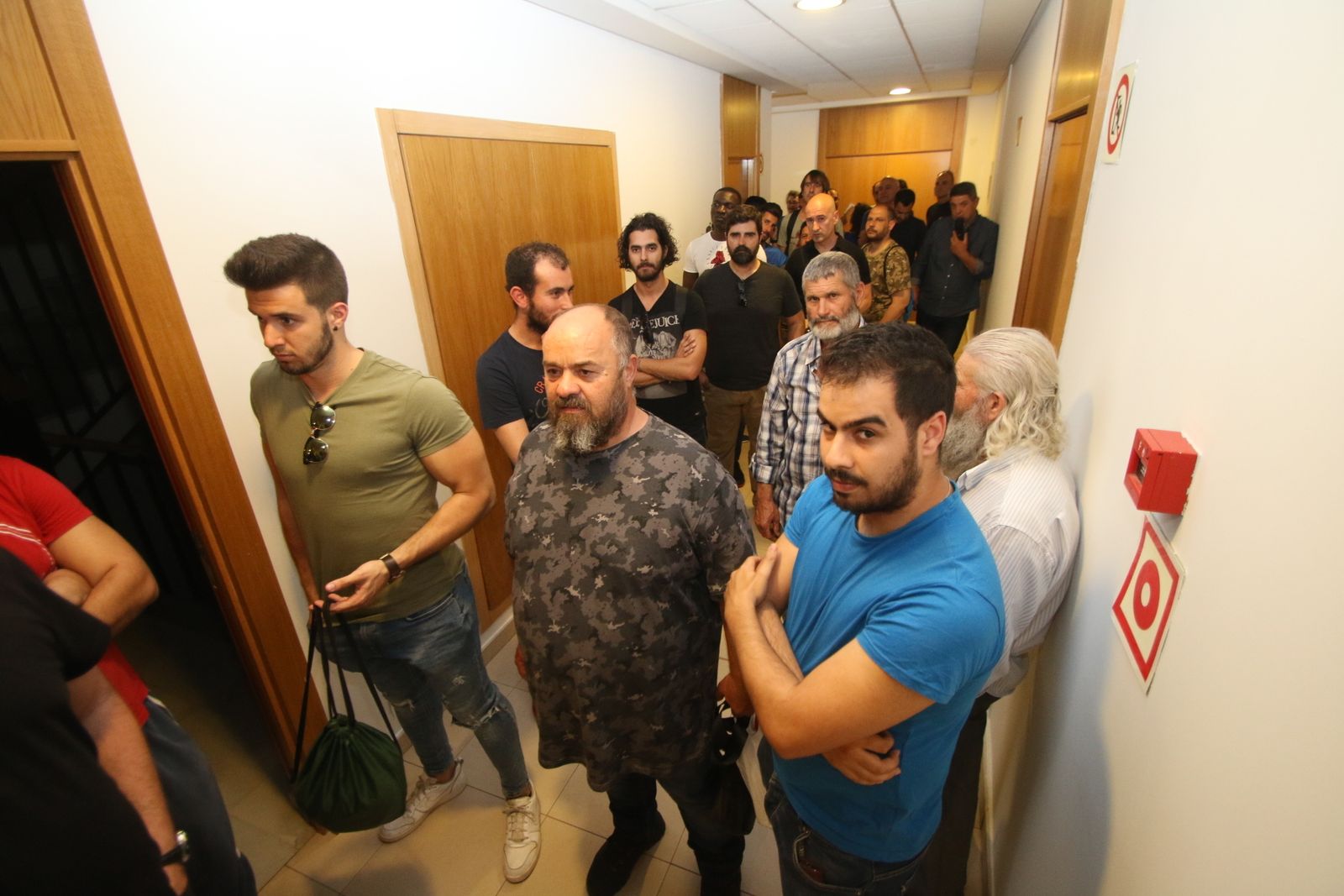 Entrada al salón Aguadulce donde ayer esperaban los aspirantes a ser figurantes o actores en la serie.