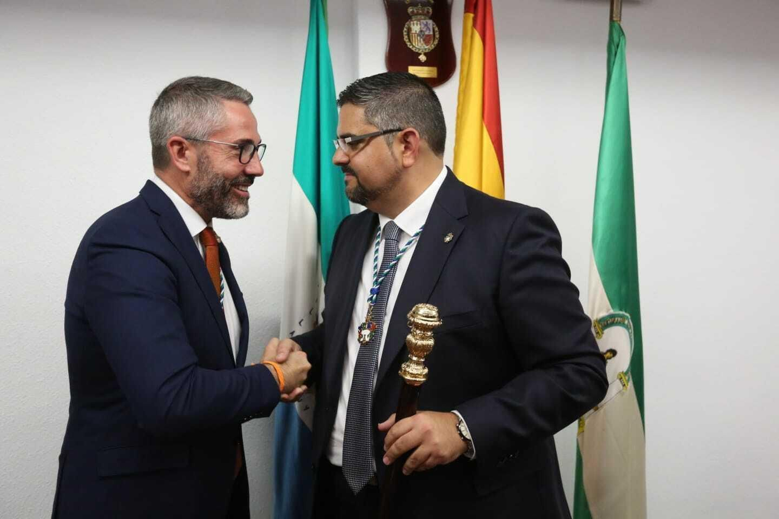 Juan Carlos Maldonado (Cs), entrega el bastón de mando al socialista José Antonio González.