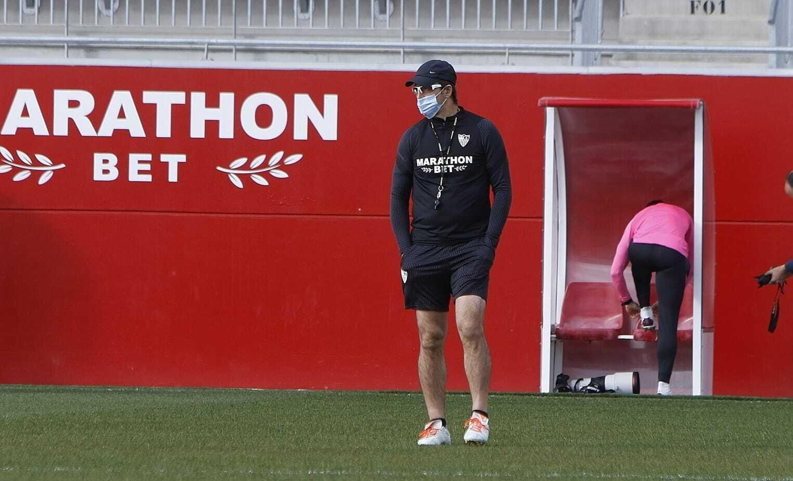 Lopetegui, con las manos en los bolsillos en el entrenamiento de este viernes.