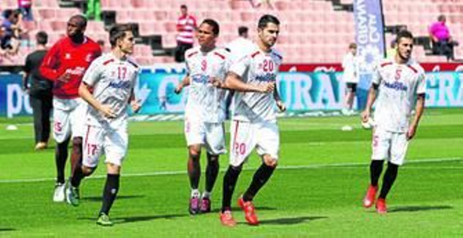 Mbia, Denis Suárez, Bacca, Vitolo y Diogo Figueiras calientan antes del partido ante el Granada el pasado domingo.