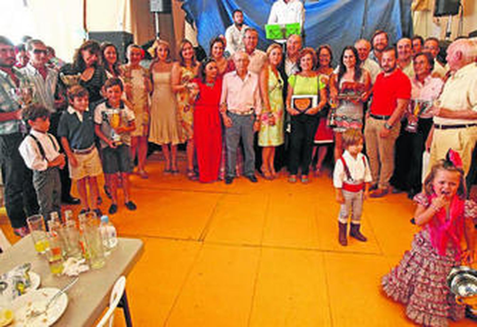 Imagen de general de los premiados y las autoridades, en el centro el alcalde de Algeciras, ayer.