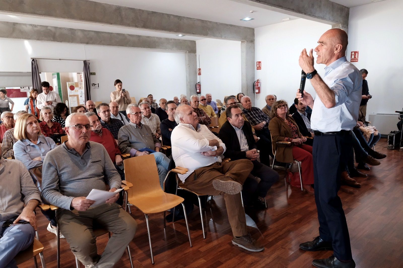 Muñoz explica a los vecinos la reurbanización de la calle Carmen Vendrell.