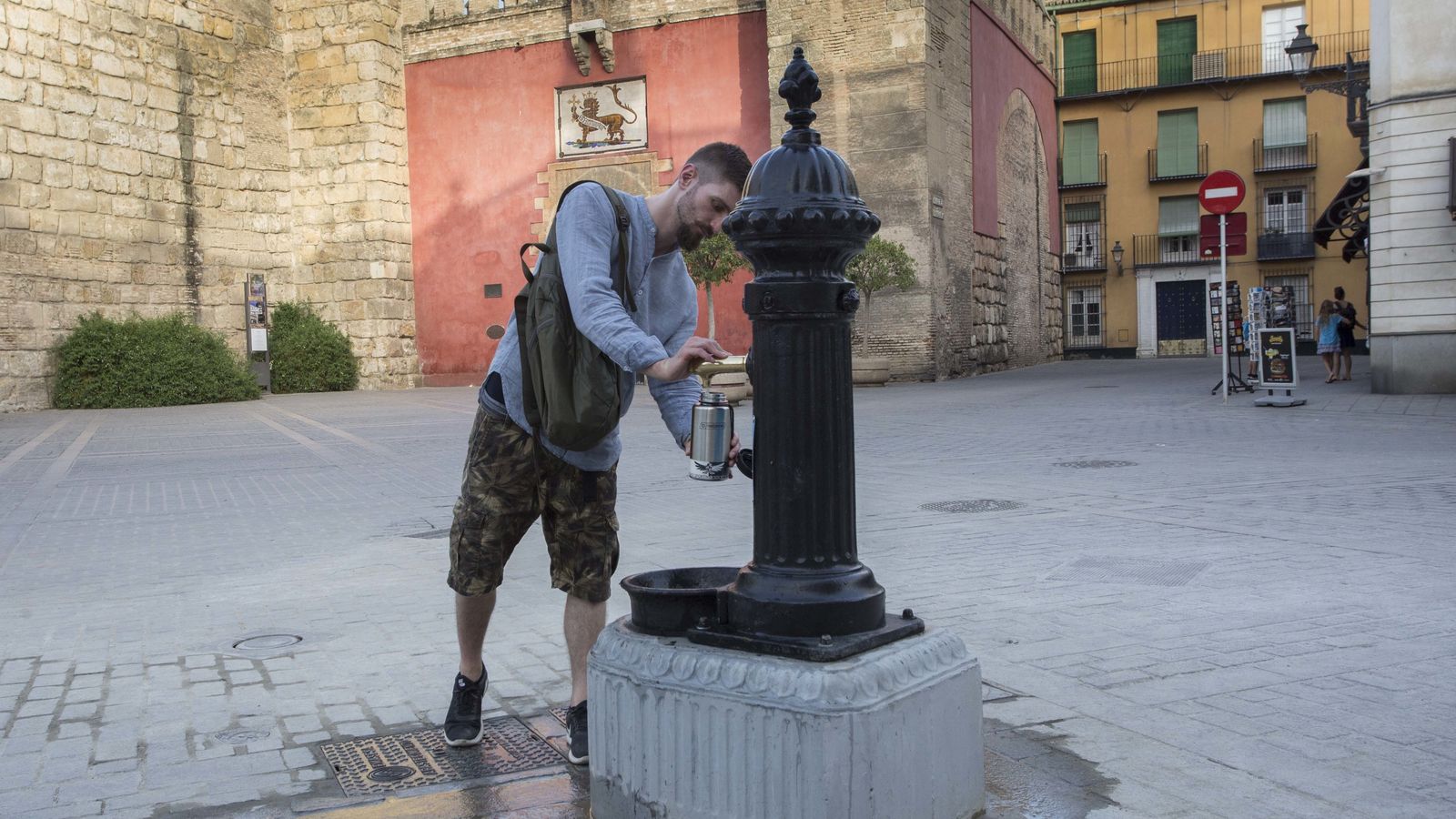 Fuente de estilo clásico que se ha colocado en el entorno Patrimonio de la Humanidad de la ciudad