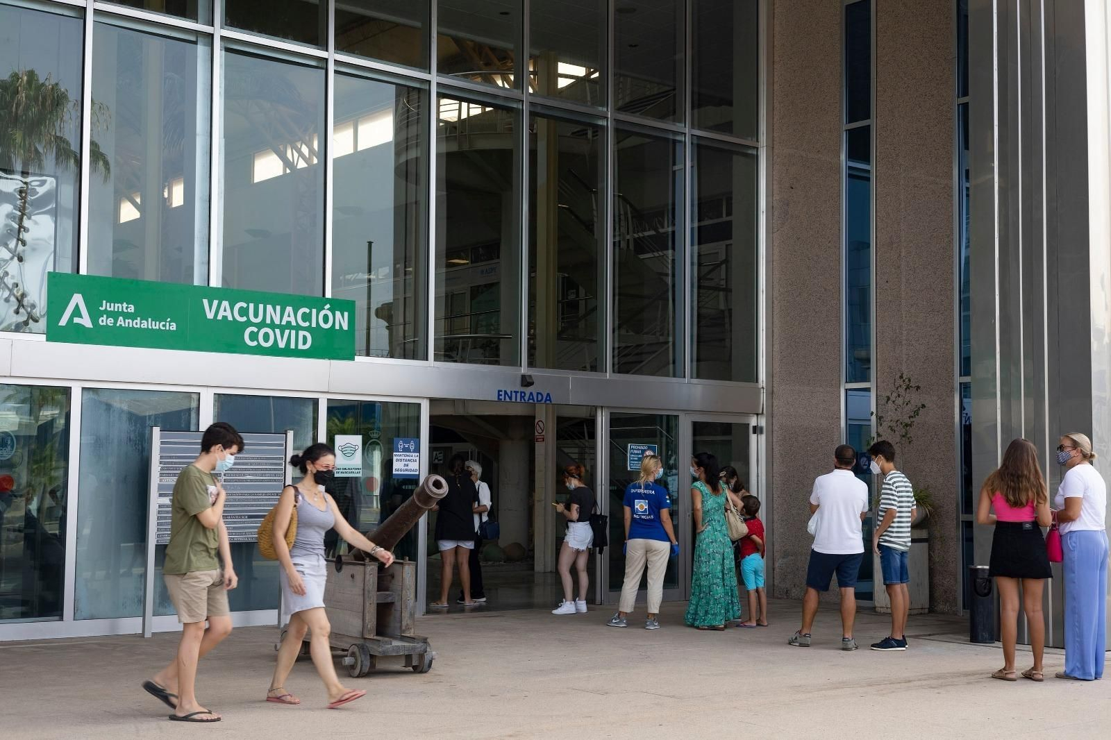 Nuevo punto de vacunación Covid en el edificio Herakles, en Cádiz.