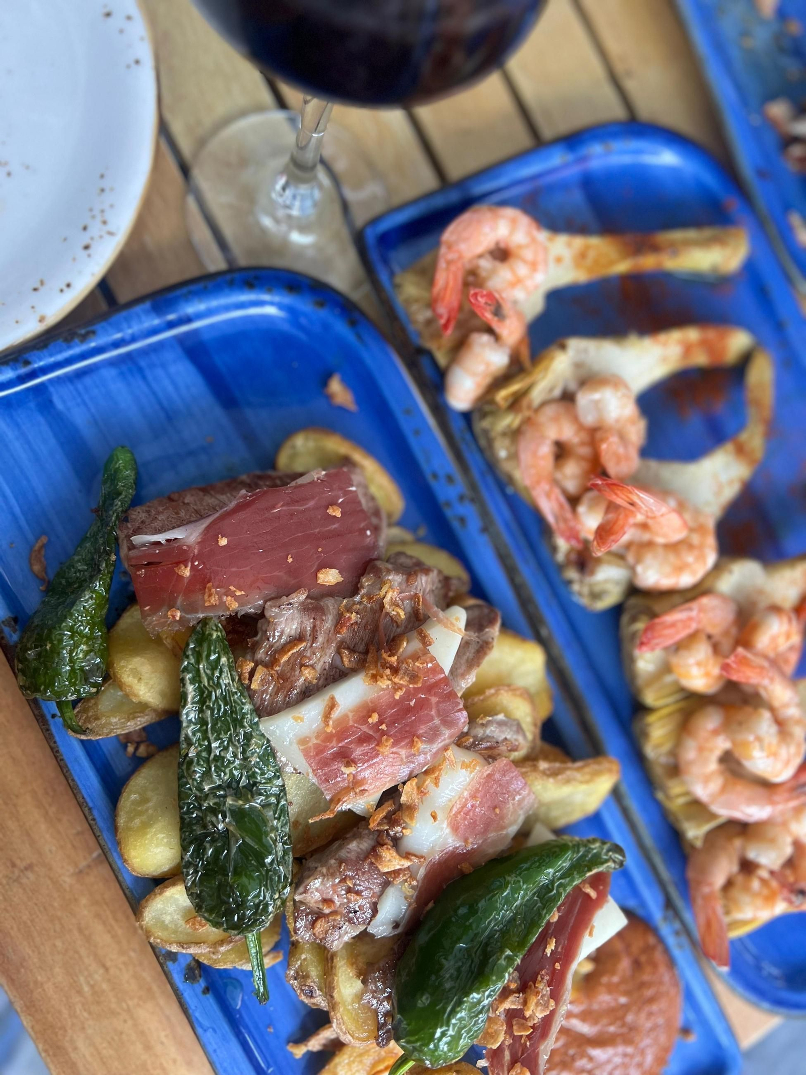 Presa ibérica y alcachofas con langostinos al ajillo de Bar Frasquito