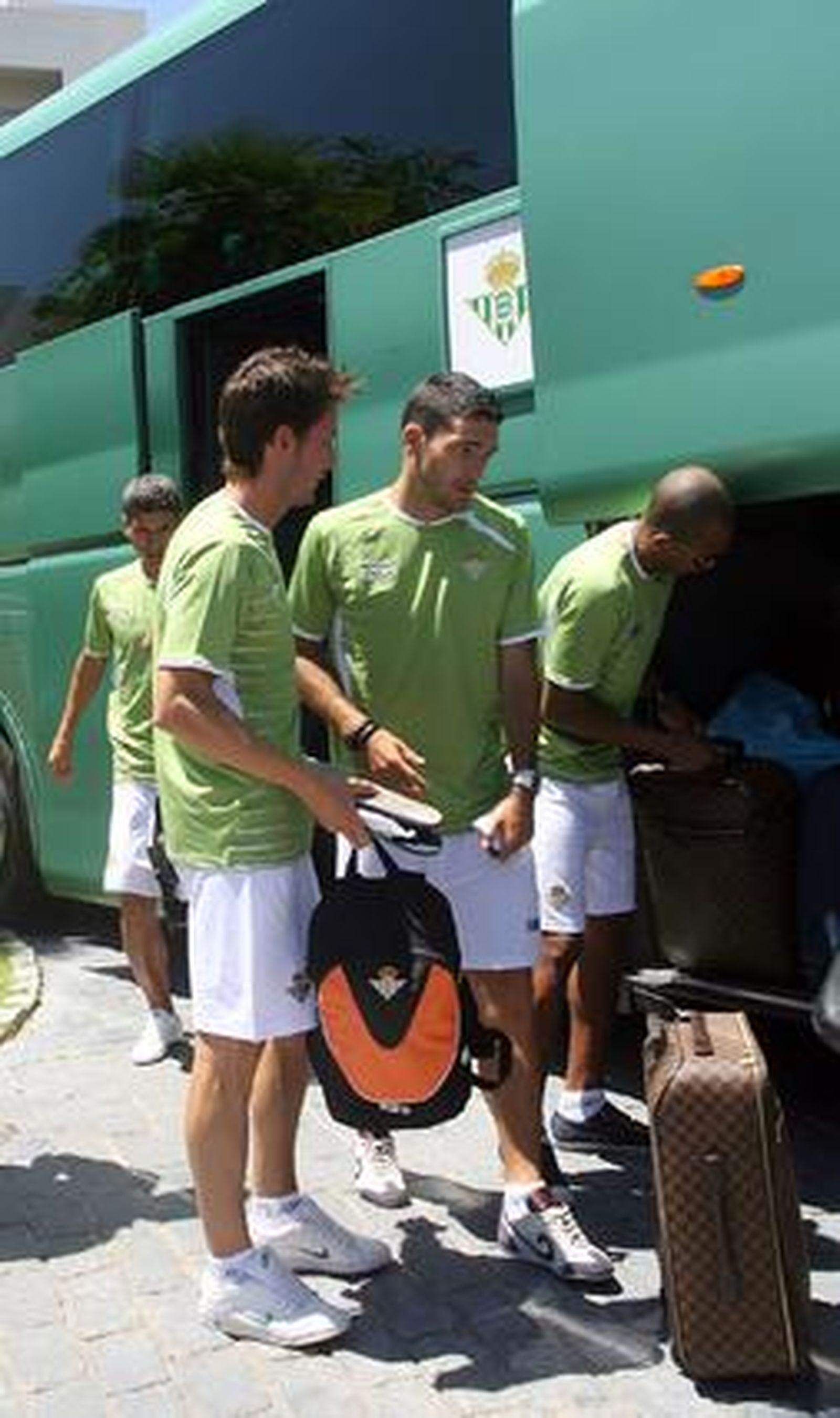 El recién llegado Jorge Molina coge su equipaje.

Foto: Espínola