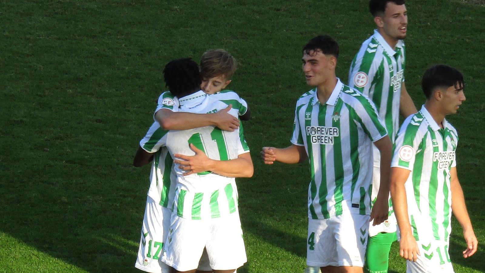 Jesús Rodríguez y Souleymane Faye celebran el tanto del extremo izquierdo en la goleada del Betis Deportivo