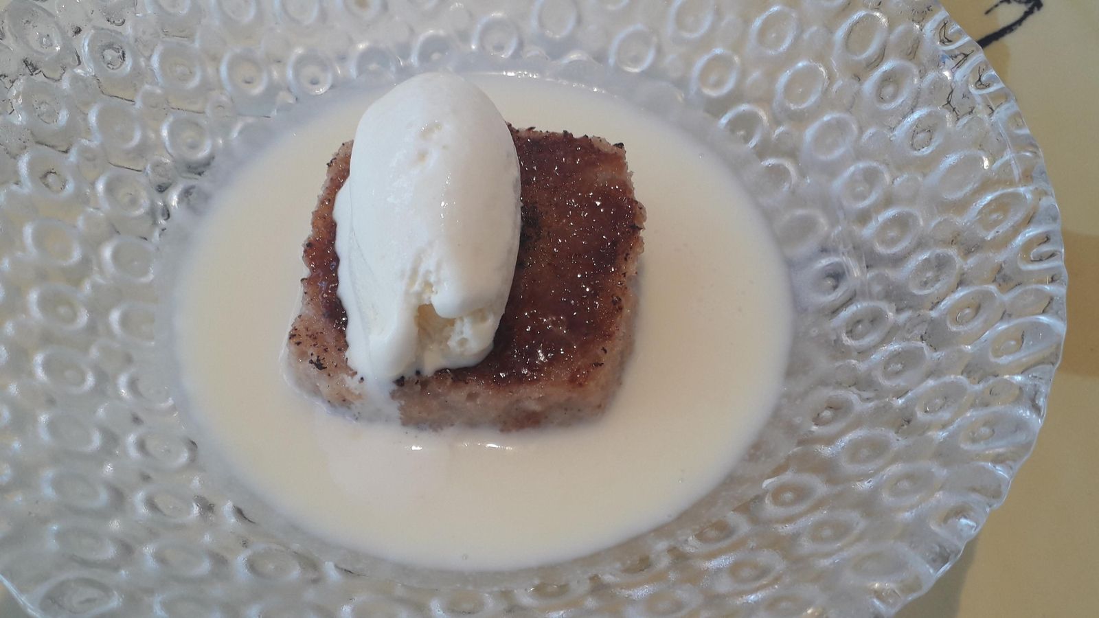 Bizcocho de canela en infusión de café y cardamomo.