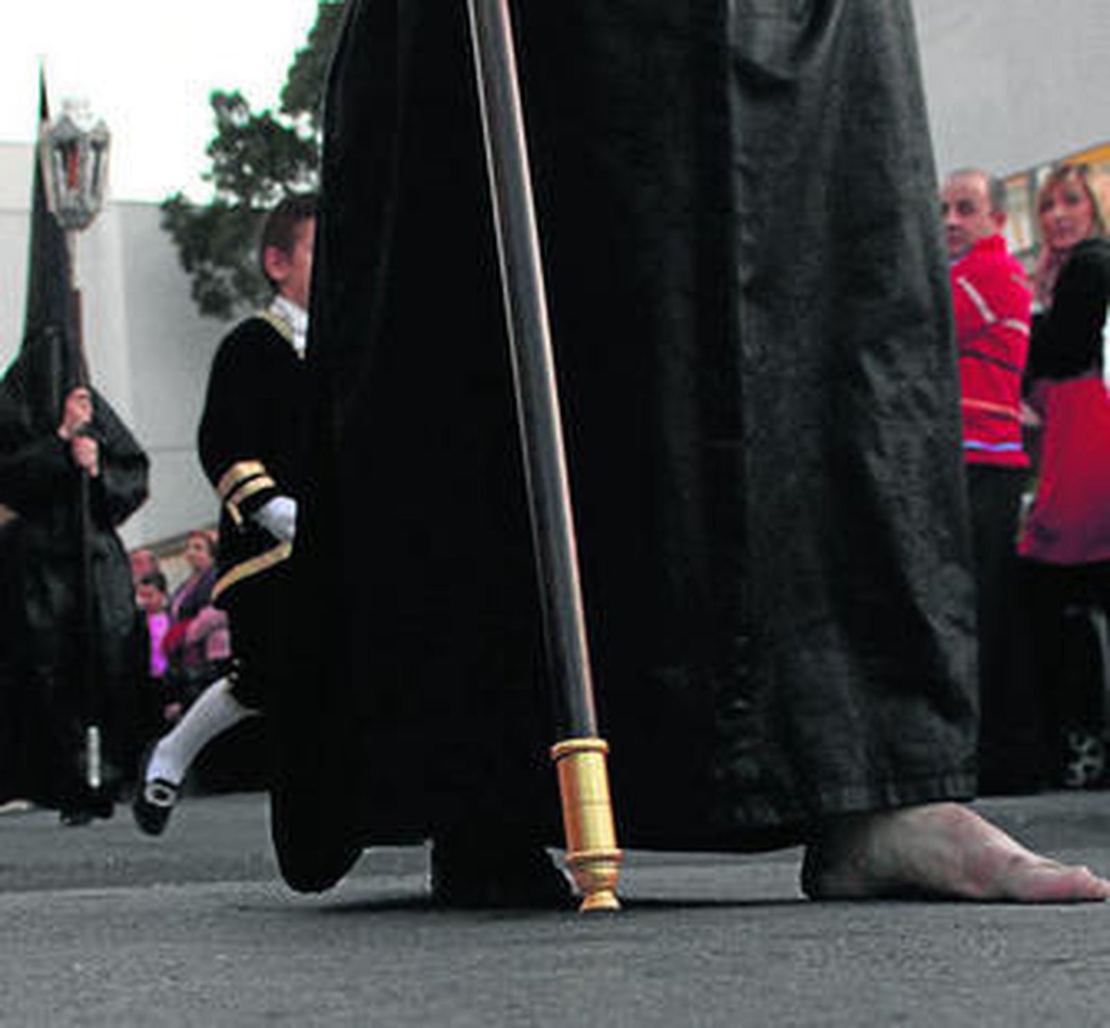 La penitencia de un nazareno descalzo.