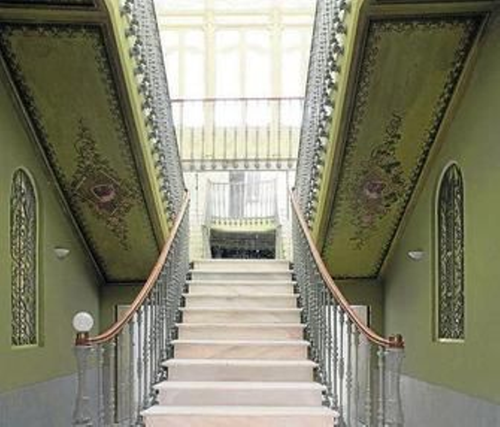 Escalera de acceso a la primera planta de la Casa Figueras.