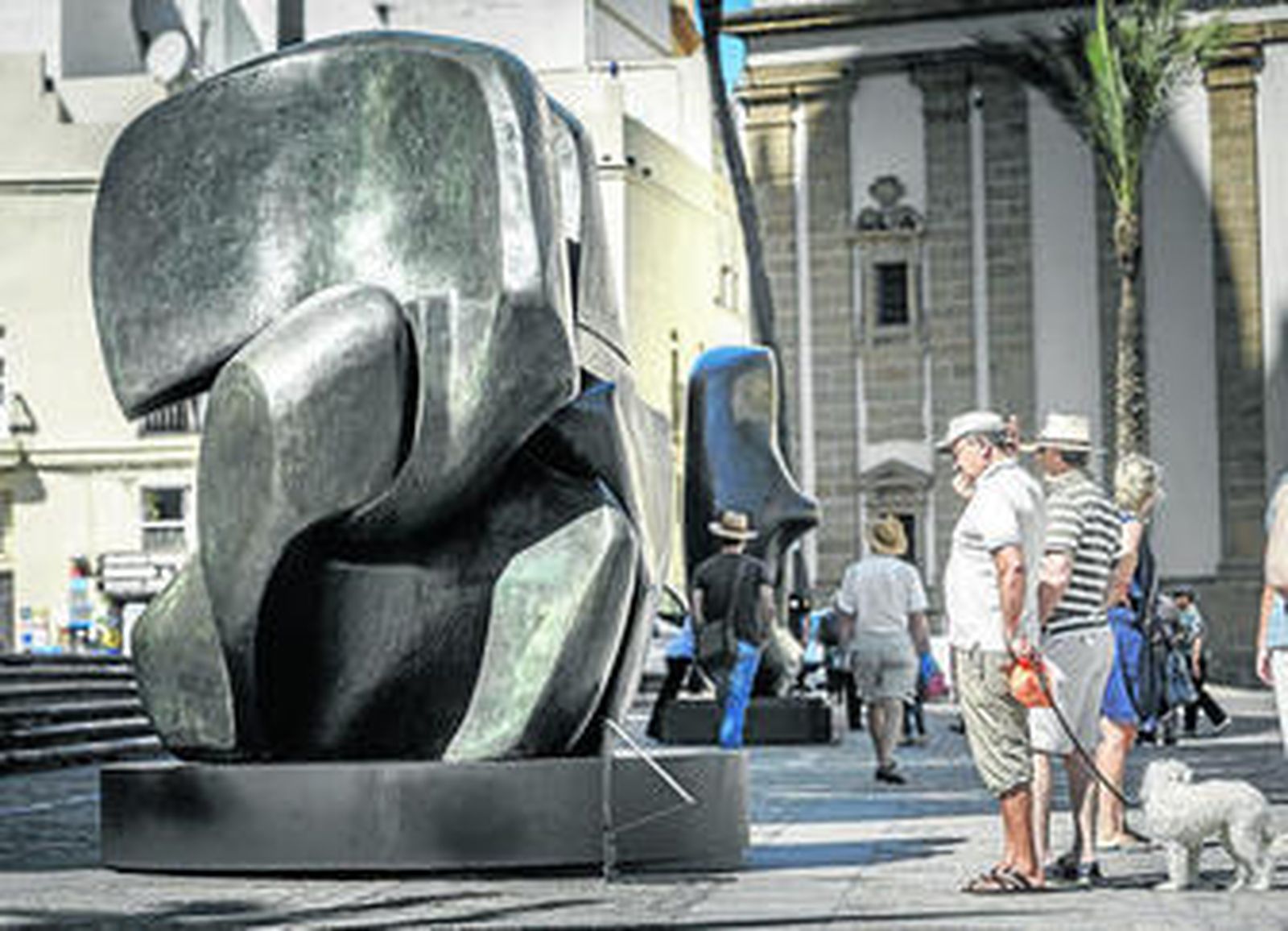 Una de las grandes esculturas exhibidas en la plaza de la Catedral.