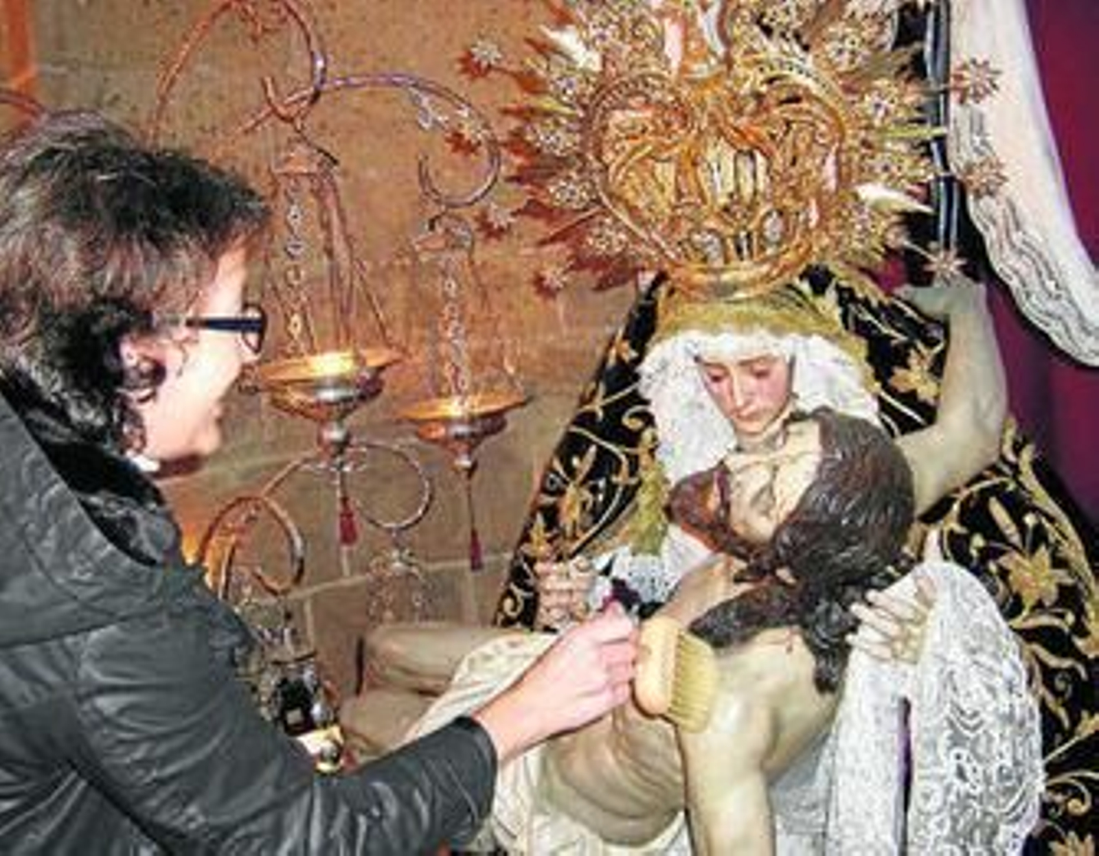 Revisan los posibles daños sufridos al conjunto escultórico de las Angustias.