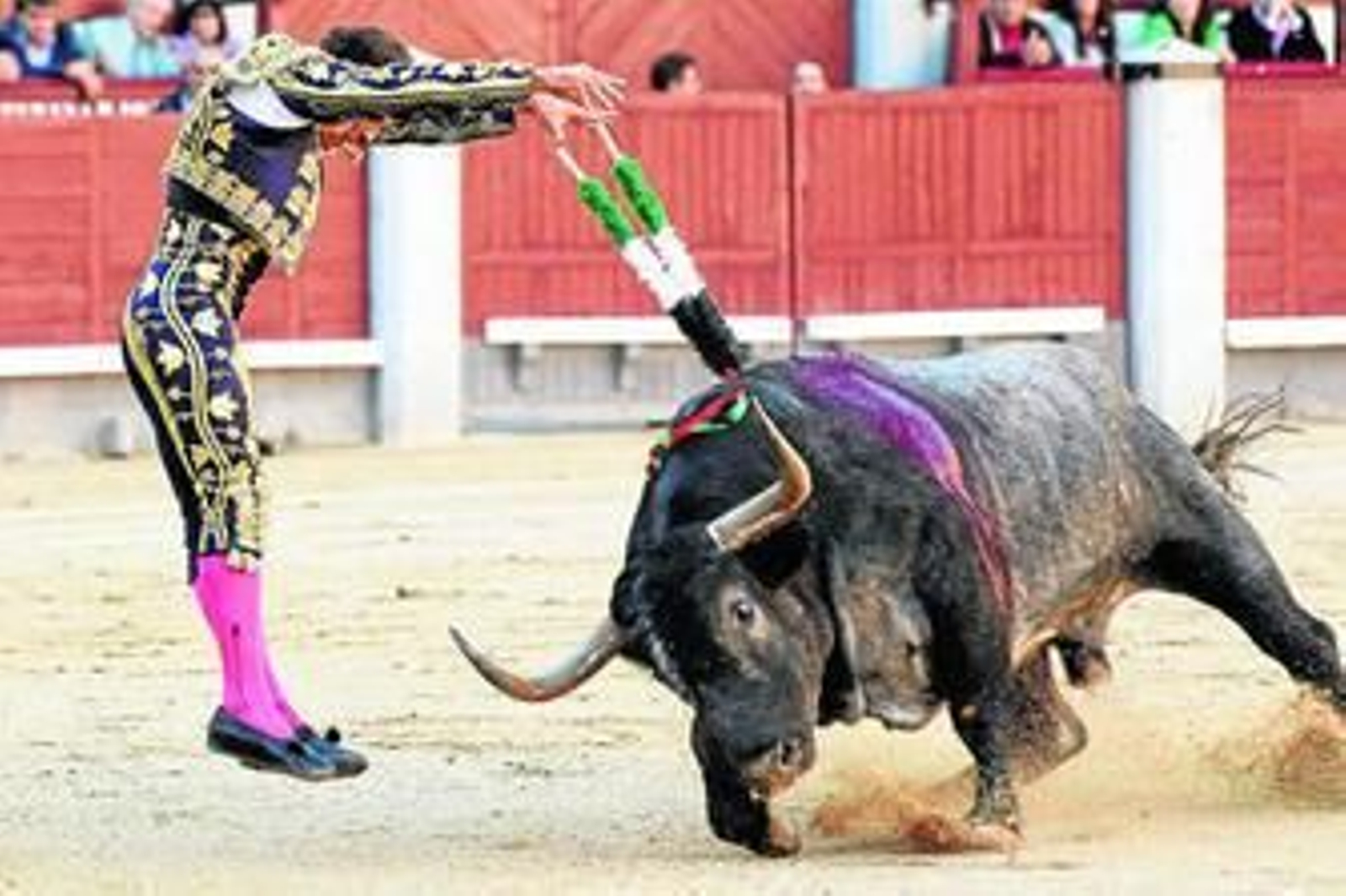 Antonio Ferrera, en un par de banderillas a su primer toro, ayer en Las Ventas. Antonio Ferrera, en un par de banderillas a su primer toro, ayer en Las Ventas.