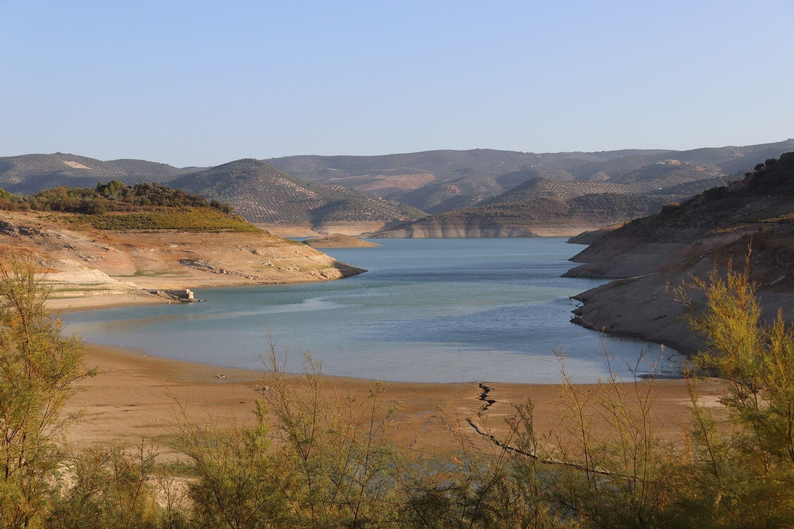 Un recorrido en fotografías por las ruinas que afloran en el pantano de Iznájar