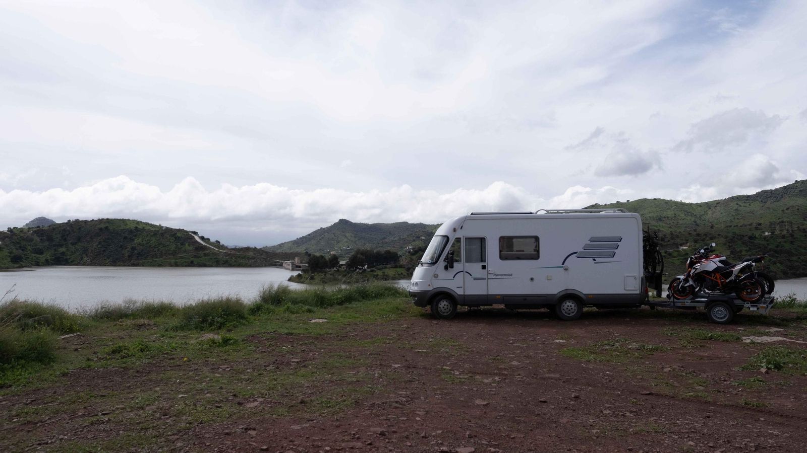 Autocaravas en los alrededores del pantano de Casasola