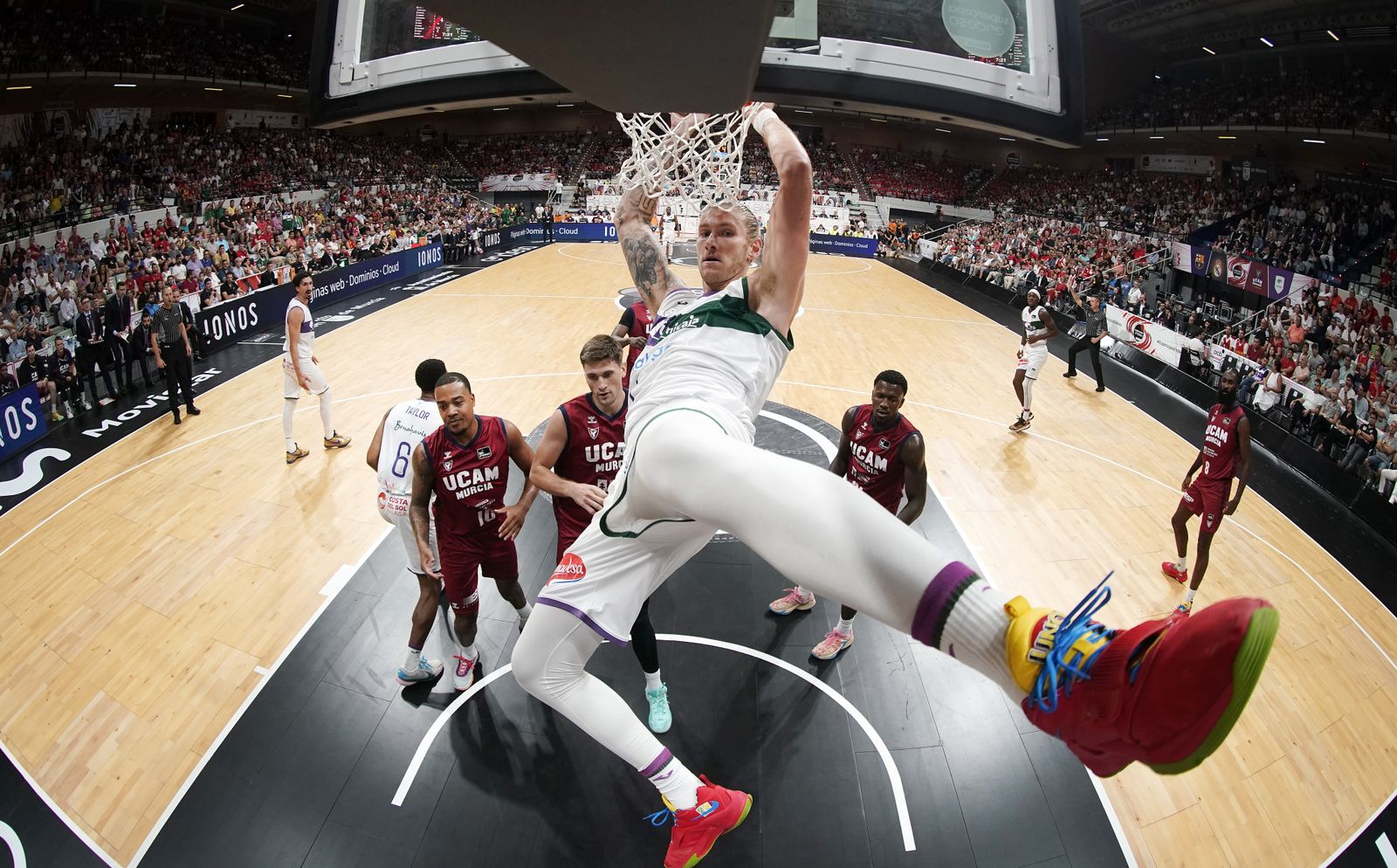 Dylan Osetkowski hace un mate en el partido de Supercopa.
