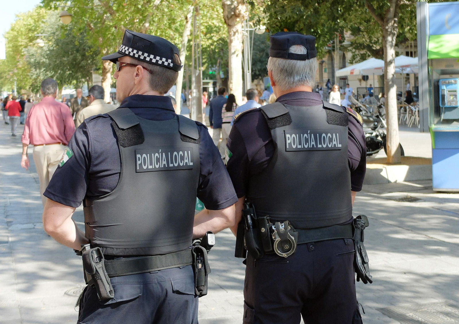Dos agentes de la Policía Local de Córdoba. Dos agentes de la Policía Local de Córdoba.