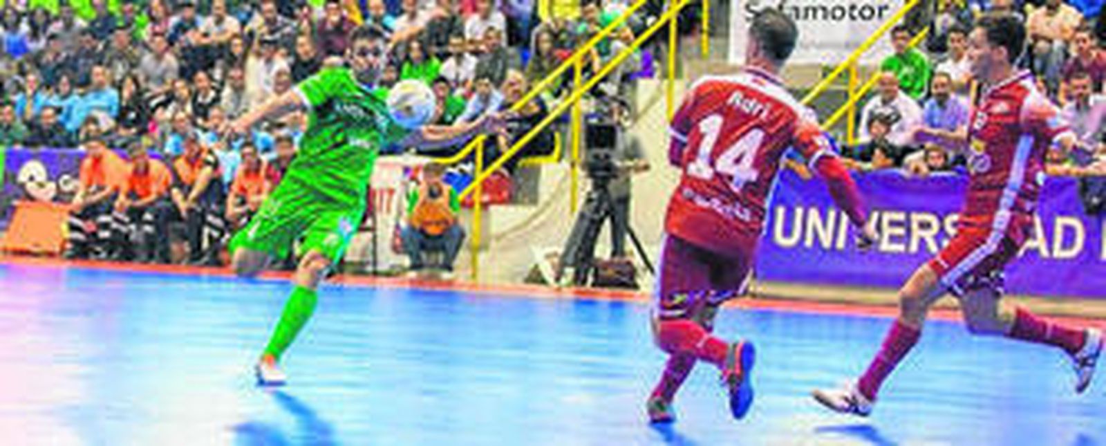 Claudio, a punto de disparar a puerta.