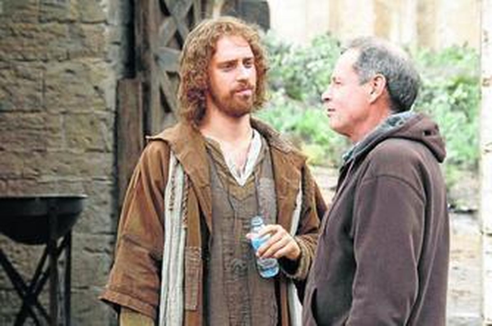 Kevin Reynolds da instrucciones a uno de los actores durante el rodaje en los decorados junto a la Alcazaba.