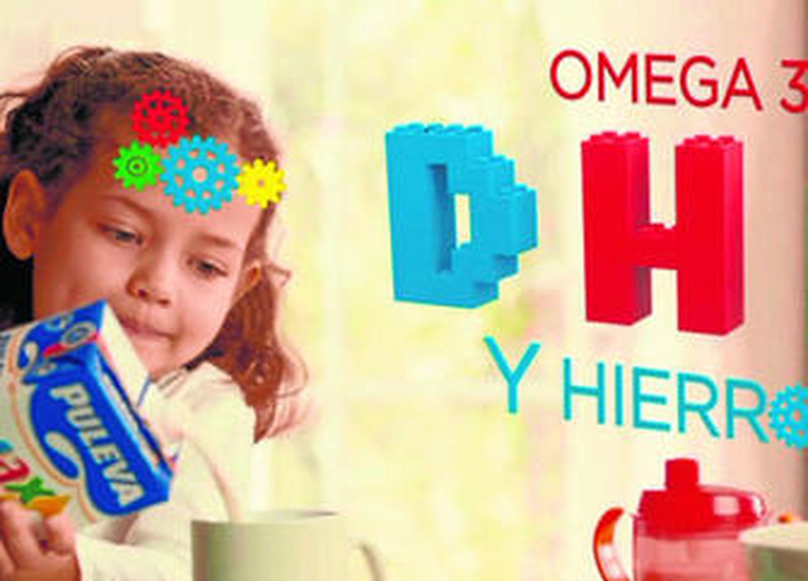 Una niña con uno de los productos infantiles de Puleva.