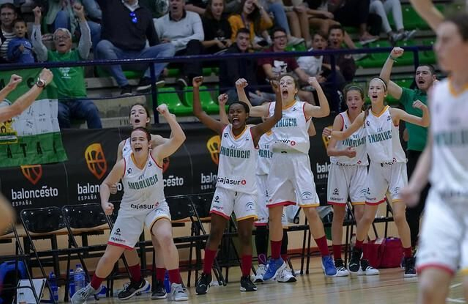 Las andaluzas celebran una canasta desde el banquillo.
